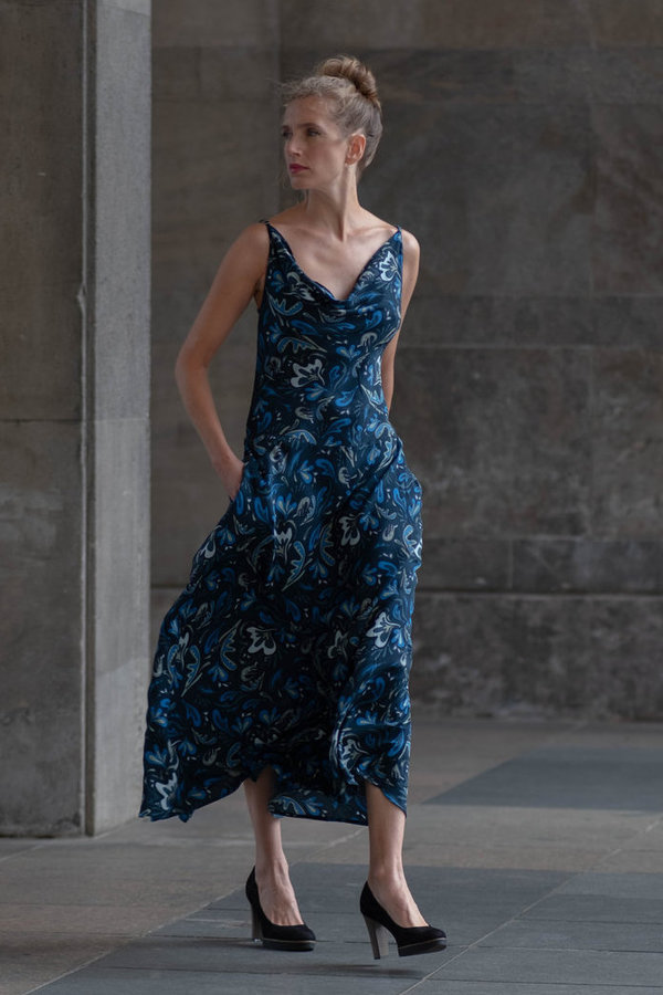 Langes Sommerkleid, Wasserfallausschnitt, Blau gem., Viskose - Chapati