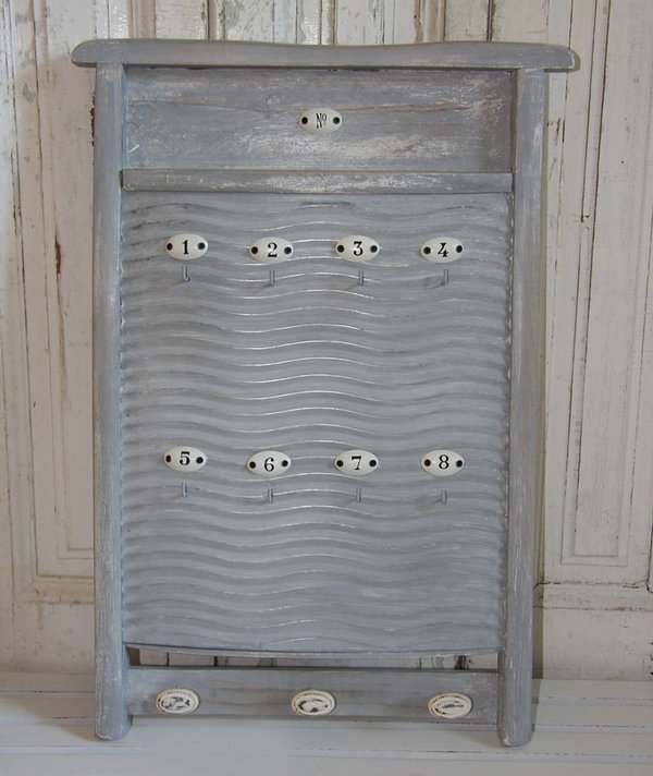 Altes Waschbrett mit Stone grey gestrichen und zum Schlüsselbrett umfunktioniert.